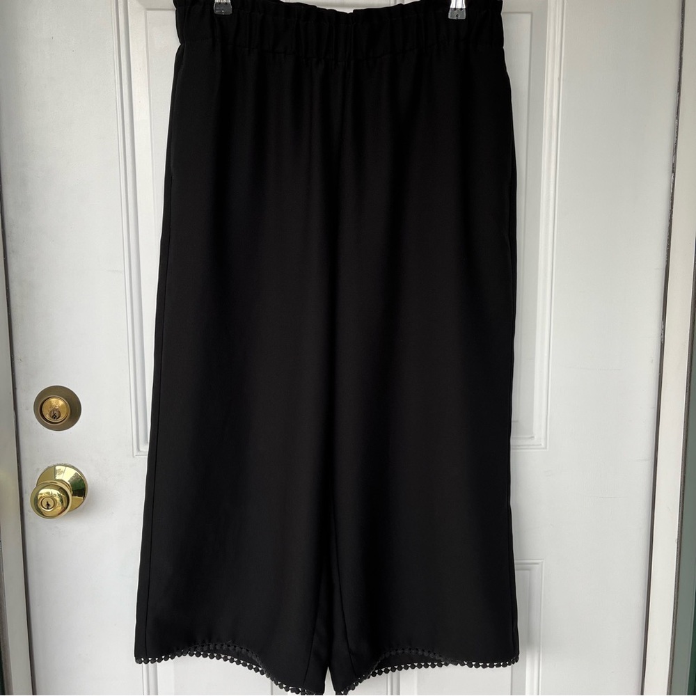 •Ann Taylor• Black Crochet Trim Wide Leg Cropped Pants - Size Large